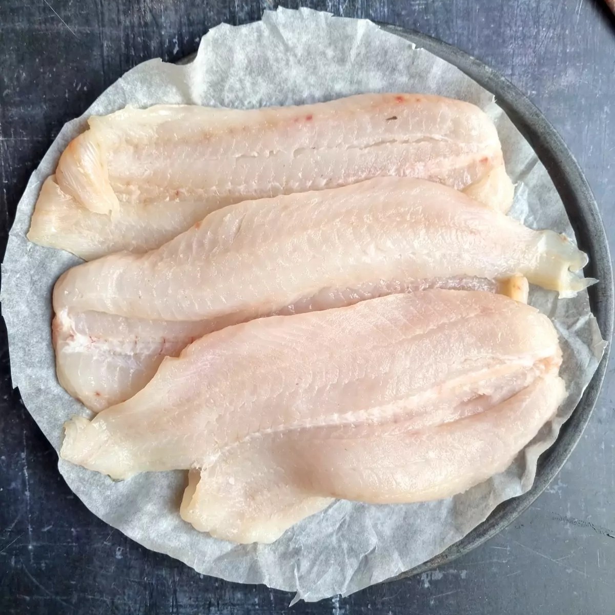 Filets de merlan frais délicatement préparés, parfaits pour une cuisson à la poêle, au four ou en papillote. Leur chair fine et savoureuse s'accompagne idéalement de légumes ou d'une sauce légère pour un repas sain et équilibré.