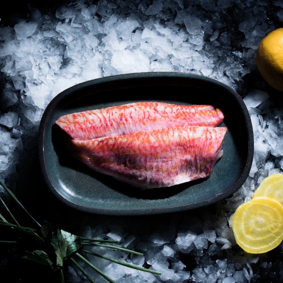 Les filets de rouget, délicatement dorés à la poêle, sont accompagnés d'une garniture légère et parfumée, idéale pour une présentation élégante et savoureuse.