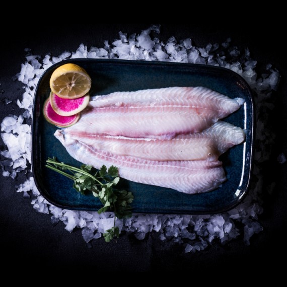Filets de sole frais, portion de 200 g, idéals pour des recettes légères et raffinées. Parfaits pour être cuisinés à la poêle, au four ou en papillote, ces filets offrent une chair tendre et savoureuse.