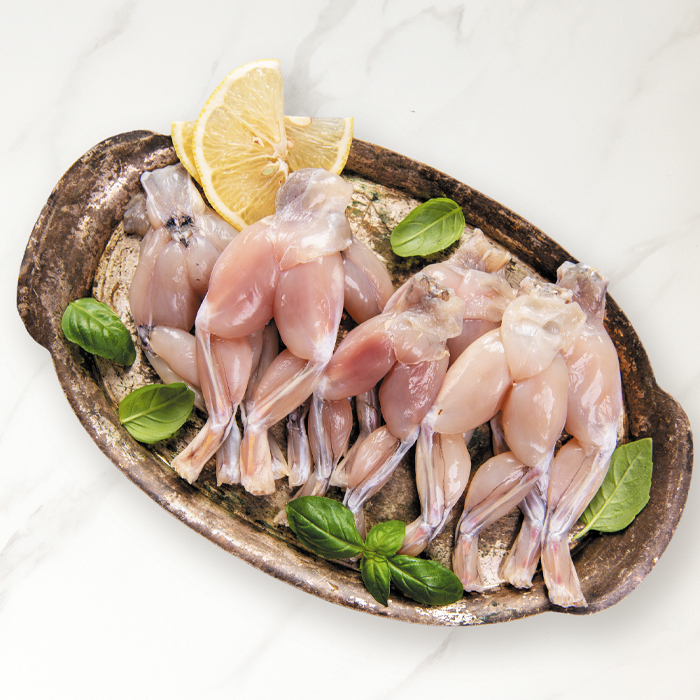 Les cuisses de grenouilles sont un mets délicat et raffiné, emblématique de la cuisine française. Tendres et savoureuses, elles sont souvent préparées avec une sauce à l'ail et au persil, accompagnées de beurre fondu. Ce plat, apprécié pour sa texture délicate et son goût subtil, est généralement servi en entrée ou comme plat principal lors de repas gastronomiques.