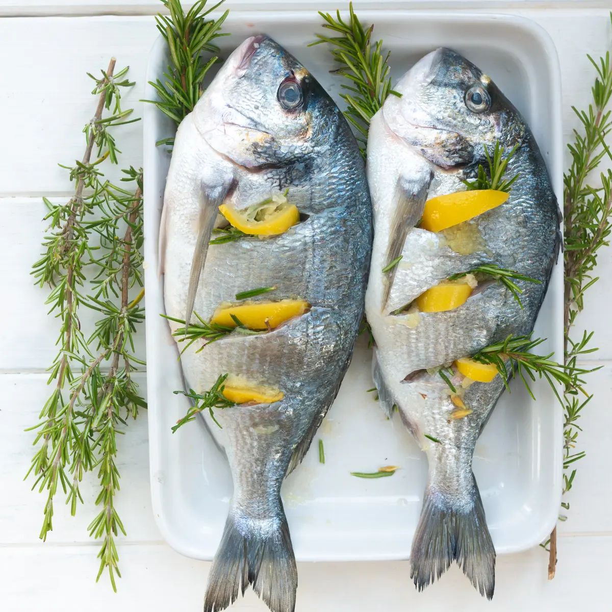 Dorade d'élevage, calibre 600/800 g, poisson frais et savoureux, idéal pour des préparations culinaires variées : grillée, au four ou en papillote. Provenant d'élevages contrôlés, elle garantit une qualité optimale et une chair tendre. Dorade d'élevage, calibre 600/800 g, poisson frais et savoureux, idéal pour des préparations culinaires variées : grillée, au four ou en papillote. Provenant d'élevages contrôlés, elle garantit une qualité optimale et une chair tendre.