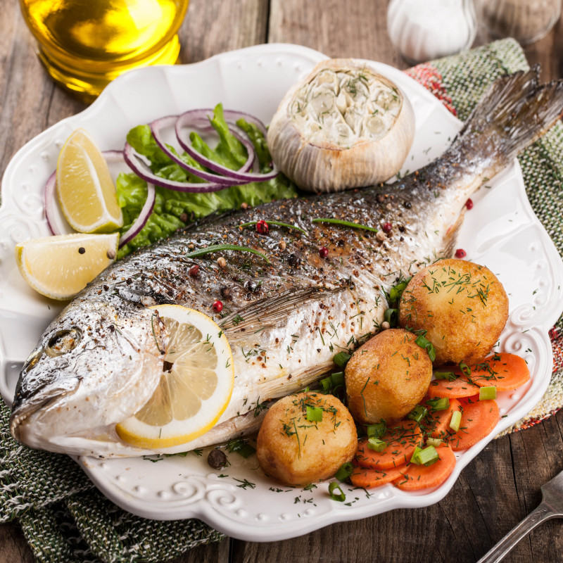 Dorade d'élevage, calibre 400/600 g, idéale pour une préparation au four, en papillote ou grillée. Poisson frais, savoureux et apprécié pour sa chair tendre et délicate.