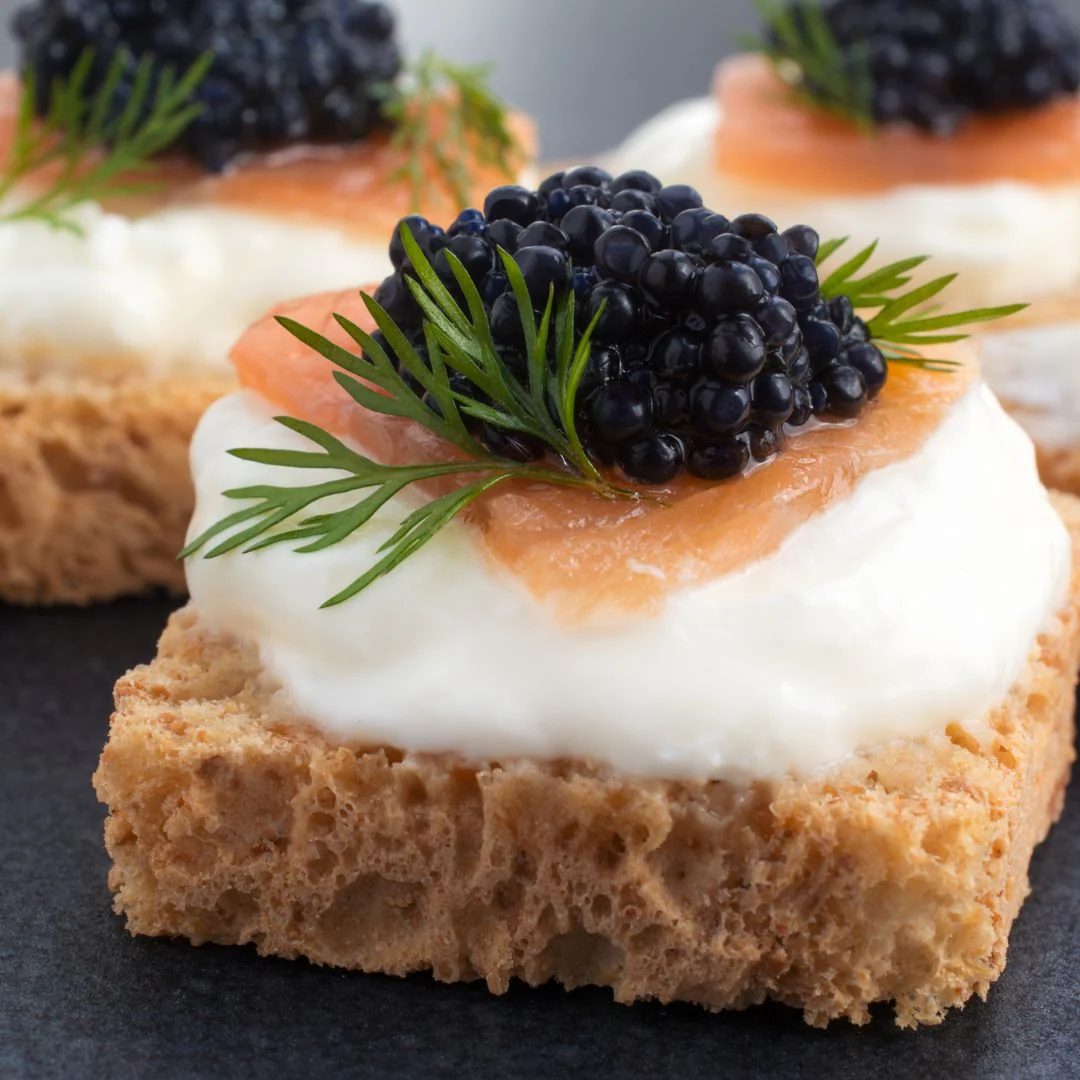 Le caviar Kristal de Kaviari est un produit d'exception, reconnu pour ses grains généreux, sa texture délicate et son goût raffiné. Issu d'esturgeons élevés dans des conditions optimales, ce caviar offre une expérience gustative unique, avec des notes subtiles de noisette et une longueur en bouche remarquable. Idéal pour les amateurs de haute gastronomie, il se déguste seul ou accompagné, sublimant chaque moment de dégustation.