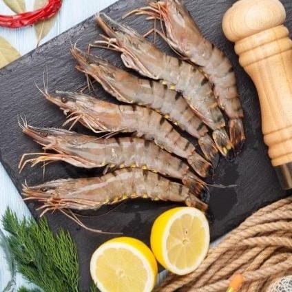 Les gambas sauvages du Maroc sont réputées pour leur qualité exceptionnelle, leur fraîcheur et leur saveur délicate. Pêchées dans les eaux marocaines, elles se distinguent par leur texture ferme et leur goût raffiné, en faisant un produit prisé dans la gastronomie. Idéales pour diverses préparations culinaires, elles s'adaptent aussi bien aux recettes simples qu'aux plats gastronomiques. Riches en protéines et faibles en calories, elles constituent également une excellente option pour une alimentation saine et équilibrée.