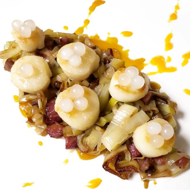 COQUILLES SAINT-JACQUES AU COULIS D'AGRUMES SUR FONDUE DE POIREAUX, AVEC DES PERLES DE YUZU SPHERIKA