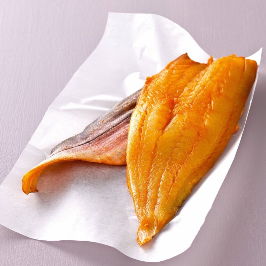 Le haddock fumé JC David est un produit de qualité supérieure, préparé selon des méthodes traditionnelles qui préservent toute la richesse de ses saveurs. Fumé à l'ancienne dans des fours en briques, ce poisson est soigneusement sélectionné pour garantir une texture délicate et un goût authentique. Idéal pour être dégusté en entrée, dans une salade ou accompagné d'une sauce légère, il offre une expérience culinaire raffinée et savoureuse.