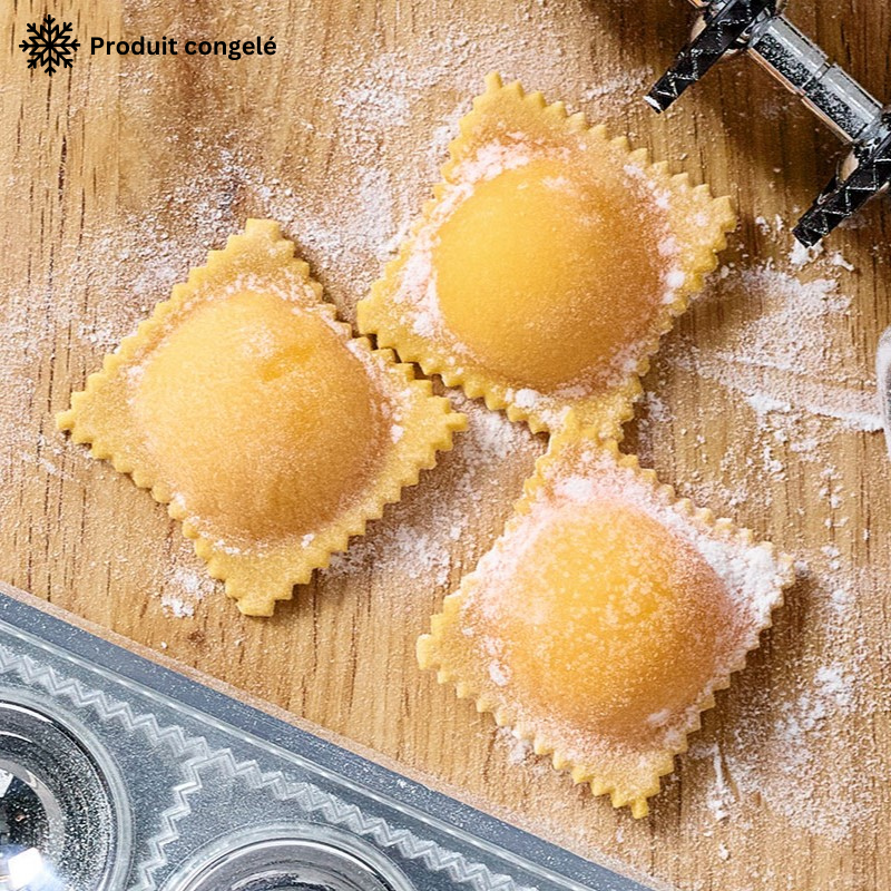 Les raviolis sont des pâtes fraîches farcies, souvent garnies d'ingrédients savoureux comme du fromage, des légumes, de la viande ou des herbes, et accompagnées d'une sauce délicieuse pour un repas gourmand.