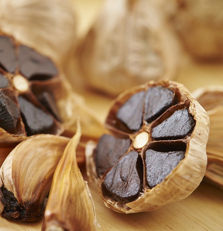 L'ail noir est un ail classique ayant subi un processus de fermentation naturelle, lui conférant une texture fondante et une saveur douce, légèrement sucrée avec des notes balsamiques et umami. Riche en antioxydants, il est prisé pour ses bienfaits sur la santé et s'intègre parfaitement dans une grande variété de recettes, des sauces aux marinades, en passant par les plats raffinés.