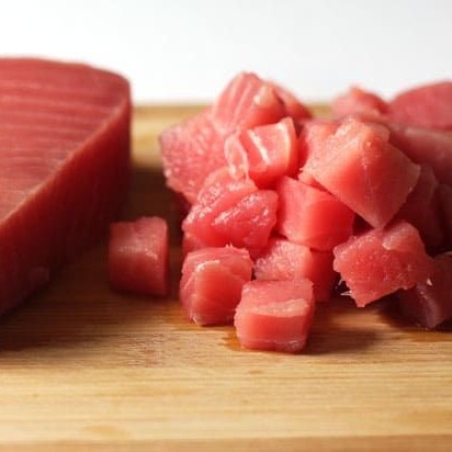 Le tartare de thon rouge est une spécialité culinaire raffinée mettant en valeur la fraîcheur et la qualité du thon, souvent associée à des saveurs méditerranéennes. Originaire d'Espagne, ce plat est préparé avec du thon rouge finement coupé en dés, assaisonné d'huile d'olive extra vierge, de jus de citron ou de lime, et relevé avec des ingrédients comme l'oignon rouge, la coriandre, le piment ou encore une pointe de sauce soja pour une touche d'originalité. Servi en entrée ou en plat principal, il peut être accompagné de pain grillé, de salade ou même d'avocat pour une expérience gustative légère et savoureuse.