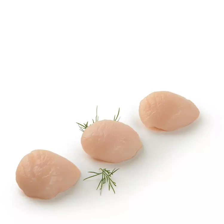 Les noix de Saint-Jacques de la baie de Saint-Brieuc, en France, sont réputées pour leur qualité exceptionnelle et leur goût délicat. Pêchées dans des eaux riches et préservées, elles incarnent le savoir-faire des pêcheurs bretons. Ce produit d'exception est idéal pour sublimer vos plats avec une touche raffinée et authentique.